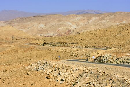 モロッコ マラケシュの近くの道路の裸と乾燥のアトラス山の谷 の写真素材 画像素材 Image モロッコ マラケシュの近くの道路の裸と乾燥のアトラス山の谷 の写真素材 画像素材 Image