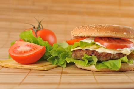 カツと竹ナプキンに野菜のハンバーガー の写真素材 画像素材 Image