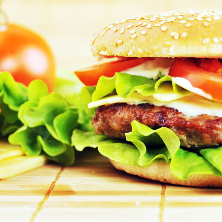 カツと竹ナプキンに野菜のハンバーガー の写真素材 画像素材 Image