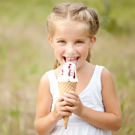 美しい小さな女の子夏でアイスクリームを食べる の写真素材 画像素材 Image