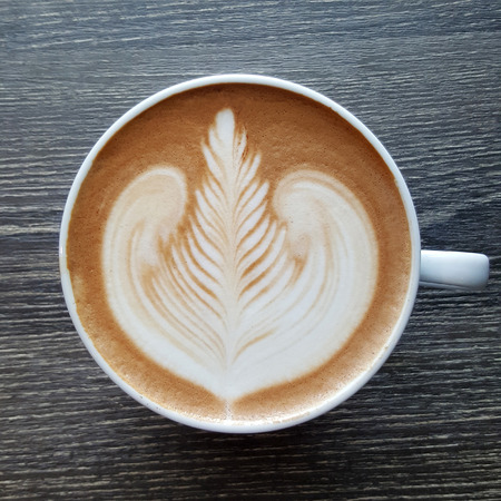 黒の背景上のラテアートのコーヒーのマグカップの平面図です の写真素材 画像素材 Image 69957352