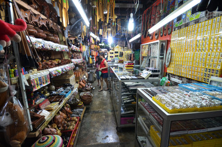 お土産は ボルネオ コタキナバル マレーシア フィリピンお土産市場で表示されます の写真素材 画像素材 Image お土産は ボルネオ コタキナバル マレーシア フィリピンお土産市場で表示されます の写真素材 画像素材 Image