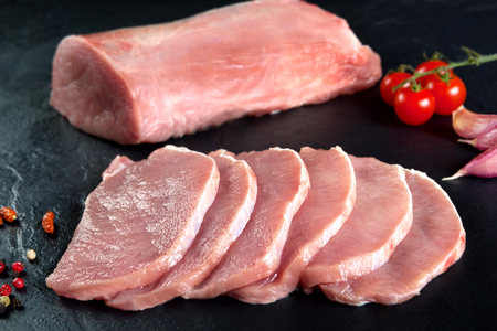 grilled pork: Tươi sống thịt. Thịt lợn thăn, huy chương thăn nướng trong một hàng đã sẵn sàng để nấu ăn. Nền đen đen
