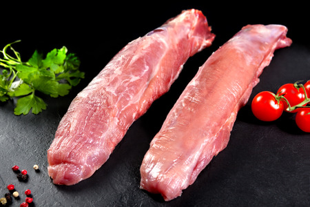 grilled pork: Tươi sống thịt. toàn bộ miếng thịt bò thăn trong một hàng đã sẵn sàng để nấu ăn. Nền đen đen