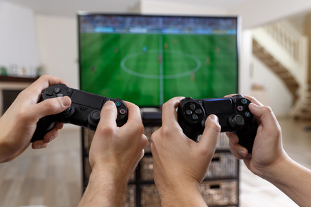 ビデオ ゲームをプレイする人 両手はコンソール コント ローラーです サッカーやサッカー テレビ ゲーム ワイド スクリーンのテレビは 便器に立っています の写真素材 画像素材 Image ビデオ ゲームをプレイする人 両手はコンソール コント ローラーです サッカーやサッカー テレビ ゲーム ワイド スクリーンのテレビは 便器に立っています の写真素材 画像素材 Image