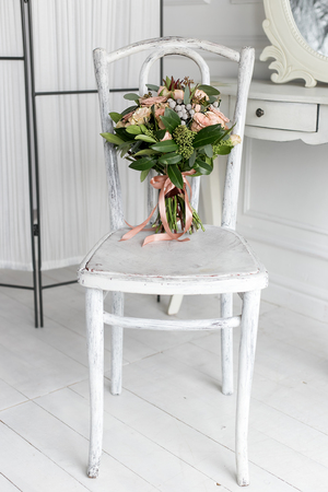 Mooie Delicate Boeket Crème Rozen Lag Op Een Witte Stoel In Een ... Mooie Delicate Boeket Crème Rozen Lag Op Een Witte Stoel In Een ...