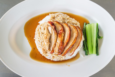 中国語 アジア料理のレストラン プレゼンテーションをスライス 鴨をローストします の写真素材 画像素材 Image