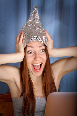 マスコミに対してのアルミ箔の帽子 の写真素材 画像素材 Image マスコミに対してのアルミ箔の帽子 の写真素材 画像素材 Image