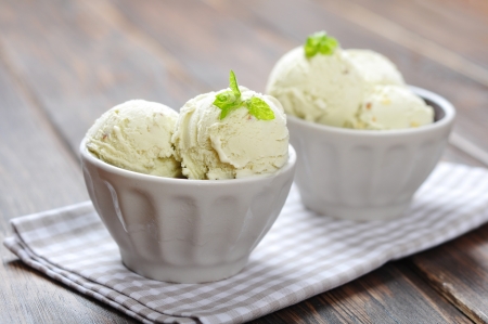 ice cream: Kem vani với bạc hà trong bát sứ trên nền gỗ