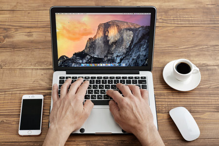 キエフ ウクライナ 17 年 4 月 30 日 ブランドの新しいアップルの Macbook Pro 設計 Nomputer マウスと木製の 背景にローズゴールドの Iphone 6 S アップル社によって開発 の写真素材 画像素材 Image