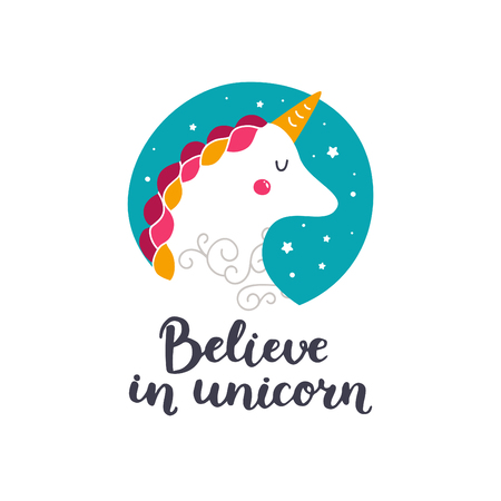 ベクトル赤ちゃんユニコーン デザインの子供イラスト カードと誕生 日の招待状 印刷します 女の子カードのかわいいユニコーンと手描きのレタリング ユニコーンを信じるのイラスト素材 ベクタ Image