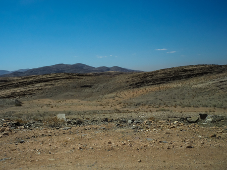 干ばつ砂漠気候と硬岩山風景の背景に澄んだ青い空 乾燥植物 ナミビアで車両タイヤと大まかなほこりの多い未舗装の道路を介して道路の旅行を追跡します の写真素材 画像素材 Image 干ばつ砂漠気候と硬岩山風景の背景に澄んだ青い空 乾燥植物 ナミビアで車両タイヤと大まかなほこりの多い未舗装の道路を介して道路の旅行を追跡します の写真素材 画像素材 Image