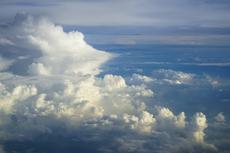 明るい夜明けの日の出の空飛ぶ飛行機の窓から青い空を背景の色合いと抽象ソフト フリー フォーム風吹く白い雲のビュー の写真素材 画像素材 Image 明るい夜明けの日の出の空飛ぶ飛行機の窓から青い空を背景の色合いと抽象ソフト フリー フォーム風吹く白い雲のビュー の写真素材 画像素材 Image