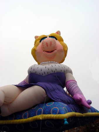 Ubs パレード壮大な スタンフォード Ct 最大のヘリウム気球の 1 つの国のパレード皆特徴 S 好みの巨大なバルーン文字賞受賞のマーチング バンドとすばらしい山車 の写真素材 画像素材 Image