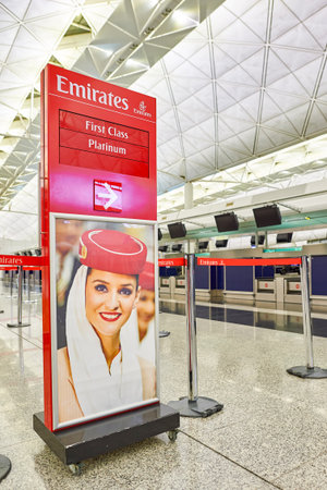 エミレーツ航空チェックイン カウンターで香港国際空港ターミナル 1 の香港 15 年 9 月 9 日 デザイン エミレーツ航空は ドバイ アラブ首長国連邦での基づく航空会社です の写真素材 画像素材 Image