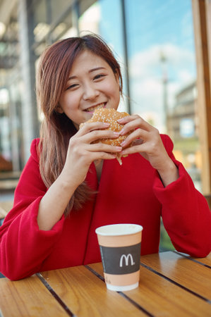 カリーニング ラード ロシア 17 年 10 月頃 きれいな女性のマクドナルドのレストランで食べる の写真素材 画像素材 Image 8563