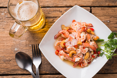 Ensalada Picante Gambas Con Hierba De Limón En Un Plato Blanco Con Una  Jarra De Cerveza Sobre Fondo De Madera Fotos, Retratos, Imágenes Y  Fotografía De Archivo Libres De Derecho. Image 87003700.