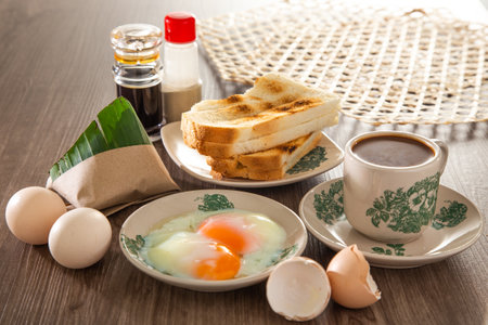 Petit-déjeuner oriental commun en malaisie composé de café, nasi lemak, pain grillé et œuf à la coque