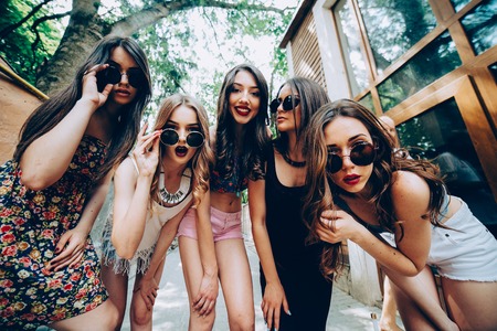 Cinco Jóvenes Chicas Guapas En La Calle Mirando La Cámara Fotos, Retratos, Imágenes Y De Archivo Libres De Derecho. Image 49613084.