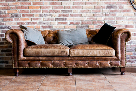kuhle dekoration polstermoebel leder, vintage style of interior decoration the leather sofa in room stock, Innenarchitektur