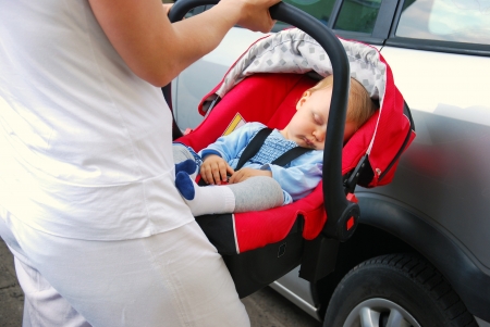母は運ぶで寝ている赤ちゃんを車に車の座席 の写真素材 画像素材 Image 母は運ぶで寝ている赤ちゃんを車に車の座席 の写真素材 画像素材 Image