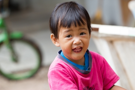公園のクローズ アップの笑顔かわいい女の子 の写真素材 画像素材 Image