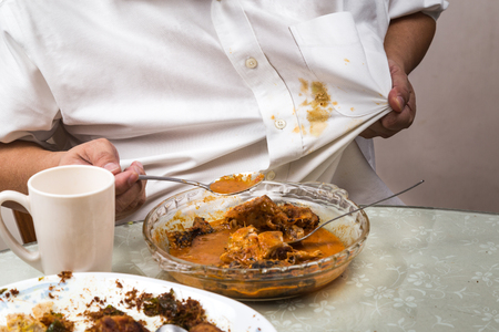 Weisses Hemd Mit Curry Saucenfleck Und Konzentriertem Flussigwaschmittel Um Flecken Zu Entfernen Lizenzfreie Fotos Bilder Und Stock Fotografie Image