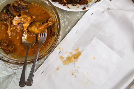 Weisses Hemd Mit Curry Saucenfleck Und Konzentriertem Flussigwaschmittel Um Flecken Zu Entfernen Lizenzfreie Fotos Bilder Und Stock Fotografie Image