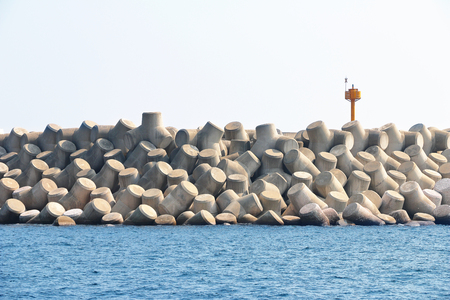 コンクリートのテトラポッドは 南朝鮮 韓国済州島の防波堤を構成します の写真素材 画像素材 Image