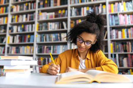 Adolescente Biblioteca Imágenes y Fotos - 123RF