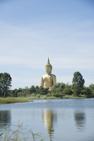 タイ アントンのワットムアン寺院にある黄金の仏像は 壁紙の背景です の写真素材 画像素材 Image タイ アントンのワットムアン寺院にある黄金の仏像は 壁紙の背景です の写真素材 画像素材 Image
