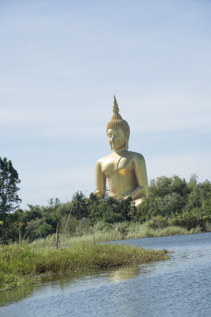 タイ アントンのワットムアン寺院にある黄金の仏像は 壁紙の背景です の写真素材 画像素材 Image タイ アントンのワットムアン寺院にある黄金の仏像は 壁紙の背景です の写真素材 画像素材 Image