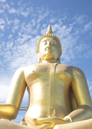 タイ アントンのワットムアン寺院にある黄金の仏像は 壁紙の背景です の写真素材 画像素材 Image