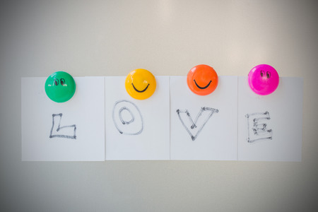 Kühlschrank Einkaufsliste Magnet : Bunte von magnet büroklammer text ist liebe auf grauem hintergrund Kühlschrank Einkaufsliste Magnet : Bunte von magnet büroklammer text ist liebe auf grauem hintergrund
