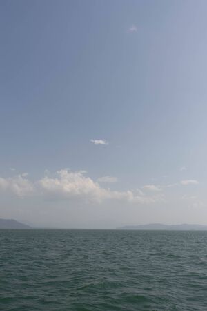 青い空と白い雲がゆっくりと海 淡い画像の垂直方向 の写真素材 画像素材 Image