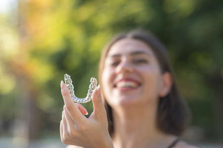 Piękna uśmiechnięta turczynka trzyma naramiennik invisalign Zdjęcie Seryjne