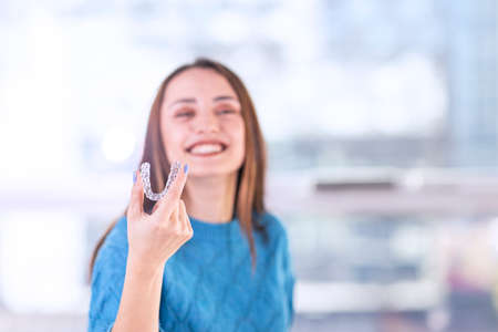 Piękna uśmiechnięta turczynka trzyma naramiennik invisalign, zawiera miejsce na kopię Zdjęcie Seryjne