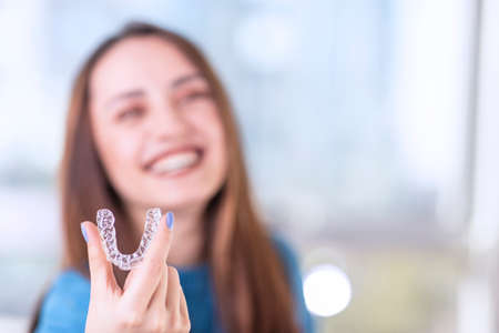 Piękna uśmiechnięta turczynka trzyma naramiennik invisalign, zawiera miejsce na kopię Zdjęcie Seryjne
