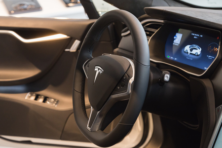 MAILAND, ITALIEN - 31. März, 2016: Interior Of Tesla Model S 90D ... MAILAND, ITALIEN - 31. März, 2016: Interior Of Tesla Model S 90D ...