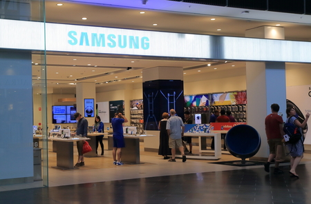 logo samsung: MELBOURNE ÚC - 13 tháng 12 2014: Samsung cửa hàng, Hàn Quốc công ty tập đoàn đa quốc gia.