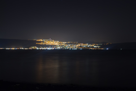 ガリラヤの海 別名ゲネサレ湖 キナレット湖 テベリヤの海べまたはティベリアス湖 の南の端に表示します の写真素材 画像素材 Image ガリラヤの海 別名ゲネサレ湖 キナレット湖 テベリヤの海べまたはティベリアス湖 の南の端に表示します の写真素材 画像素材 Image