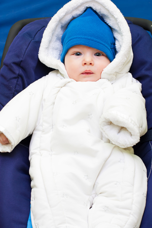 かわいい赤ちゃん服を着たふわふわの暖かい冬に外出する準備ができて の写真素材 画像素材 Image