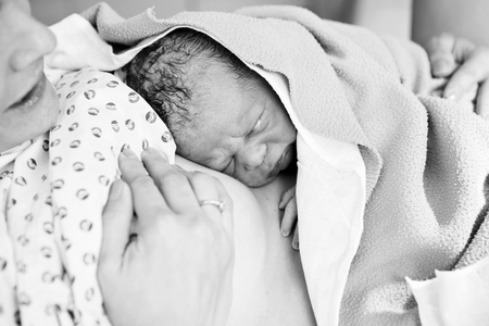 Bonne Maman Ayant Son Bebe Peau A Peau Quelques Secondes Apres La Naissance Concept De Famille De Bonheur Banque D Images Et Photos Libres De Droits Image