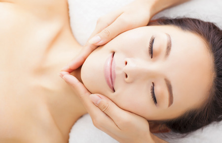 Massage: массаж лица для женщины в спа-салоне
