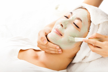 Massage: Молодая красивая женщина с глины маска для лица Фото со стока