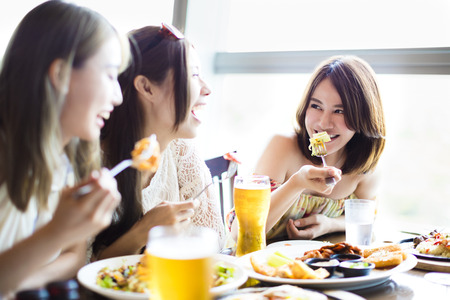 glückliche junge Gruppe, die Abendessen Partei genießt Stockfoto