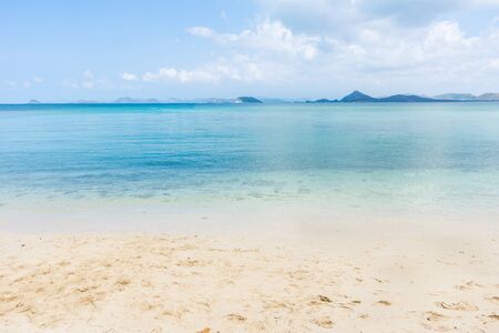 ビーチ 青い空と夏の間の海 の写真素材 画像素材 Image ビーチ 青い空と夏の間の海 の写真素材 画像素材 Image
