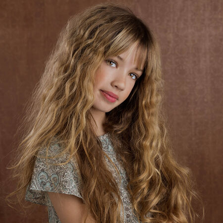 Blond Enfant Fille Cheveux Boucles Portrait Sur Fond Retro Vintage Marron Banque D Images Et Photos Libres De Droits Image