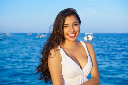 Mexican latin woman smiling at Caribbean sea of Riviera Maya in Mexico Stockfoto