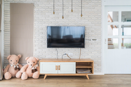 モダンな黄色の壁紙の背景に大きな黒いテレビ の写真素材 画像素材 Image